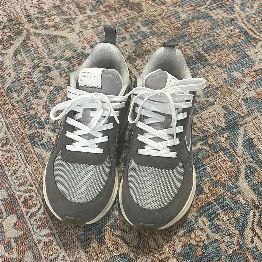 Municipal tennis shoes